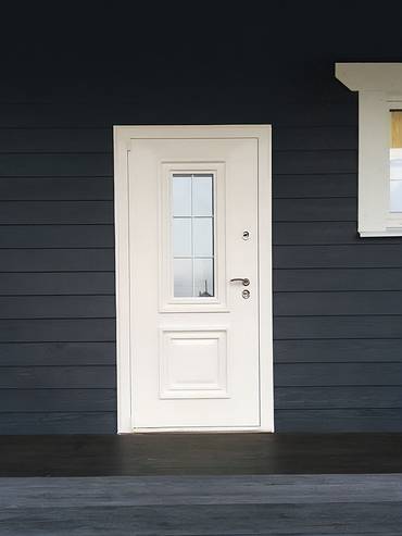 Белая входная дверь